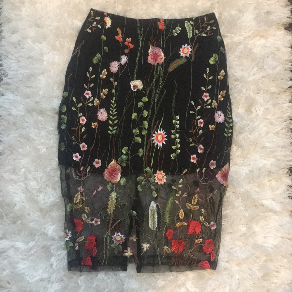 The Sang Flower Embroidery Pencil Skirt Size S